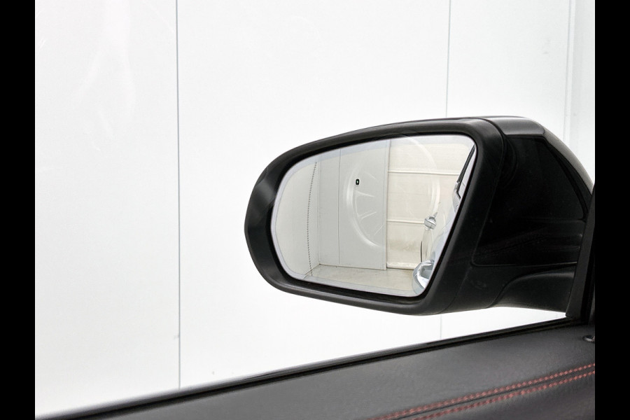 Mercedes-Benz Glb 180 Business Solution AMG AMG Line | Night Pakket | Panorama Schuif-Kanteldak | Parkeerpakket met achteruitrijcamera | Stoelverwarming. Inclusief 24 maanden MB Certified garantie voor Europa.