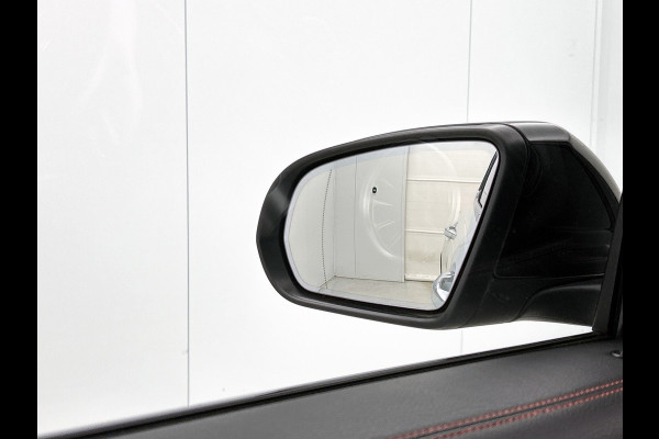 Mercedes-Benz Glb 180 Business Solution AMG AMG Line | Night Pakket | Panorama Schuif-Kanteldak | Parkeerpakket met achteruitrijcamera | Stoelverwarming. Inclusief 24 maanden MB Certified garantie voor Europa.