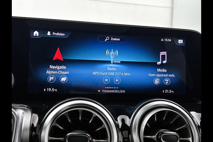 Mercedes-Benz Glb 180 Business Solution AMG AMG Line | Night Pakket | Panorama Schuif-Kanteldak | Parkeerpakket met achteruitrijcamera | Stoelverwarming. Inclusief 24 maanden MB Certified garantie voor Europa.