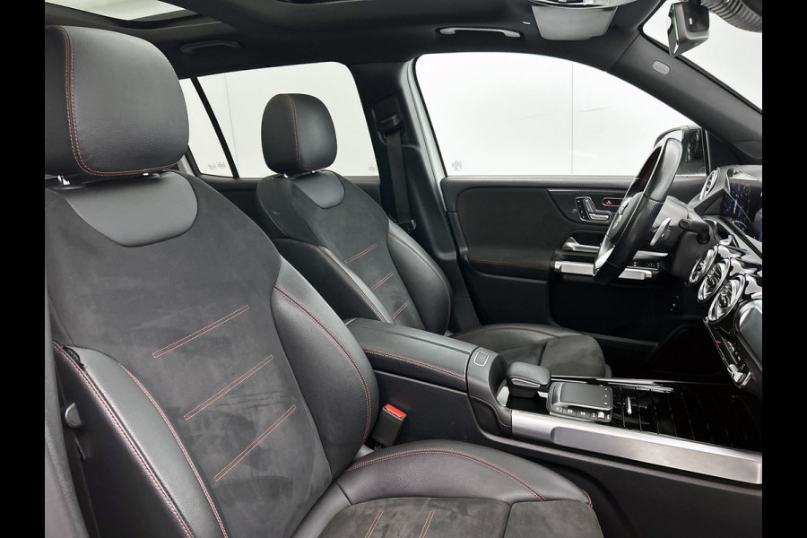 Mercedes-Benz Glb 180 Business Solution AMG AMG Line | Night Pakket | Panorama Schuif-Kanteldak | Parkeerpakket met achteruitrijcamera | Stoelverwarming. Inclusief 24 maanden MB Certified garantie voor Europa.