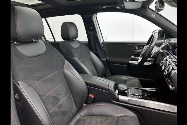 Mercedes-Benz Glb 180 Business Solution AMG AMG Line | Night Pakket | Panorama Schuif-Kanteldak | Parkeerpakket met achteruitrijcamera | Stoelverwarming. Inclusief 24 maanden MB Certified garantie voor Europa.