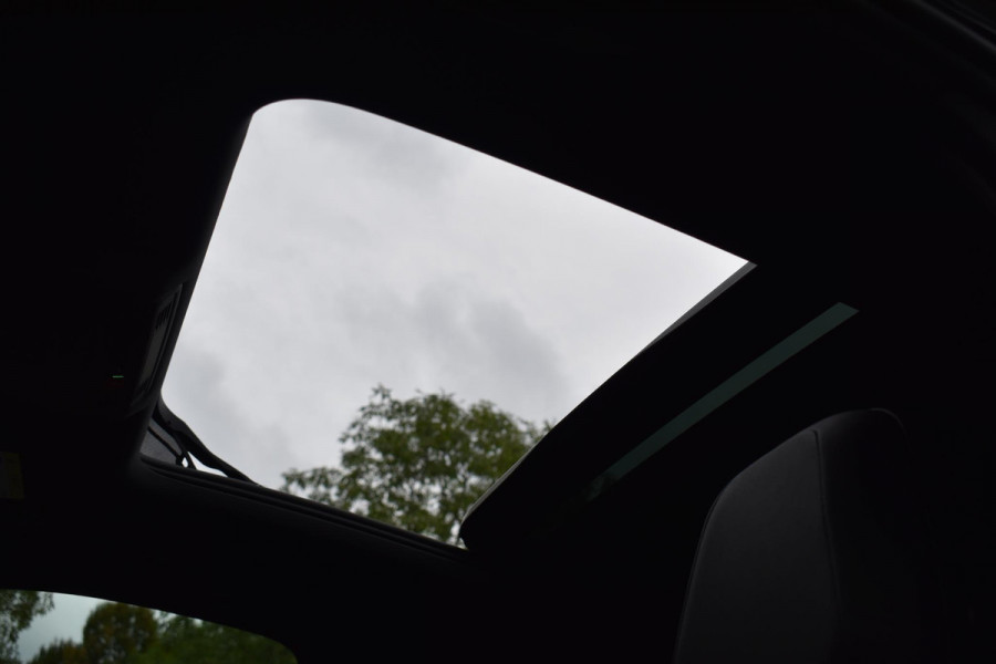 Volkswagen T-Roc 2.0 TSI 4Motion R Pano Akra Lane Camera ACC Trekhaak