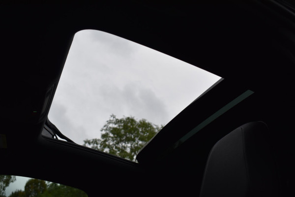 Volkswagen T-Roc 2.0 TSI 4Motion R Pano Akra Lane Camera ACC Trekhaak