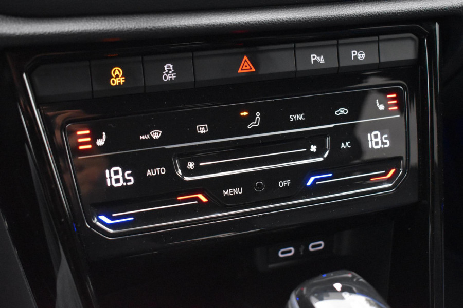 Volkswagen T-Roc 2.0 TSI 4Motion R Pano Akra Lane Camera ACC Trekhaak