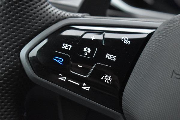 Volkswagen T-Roc 2.0 TSI 4Motion R Pano Akra Lane Camera ACC Trekhaak
