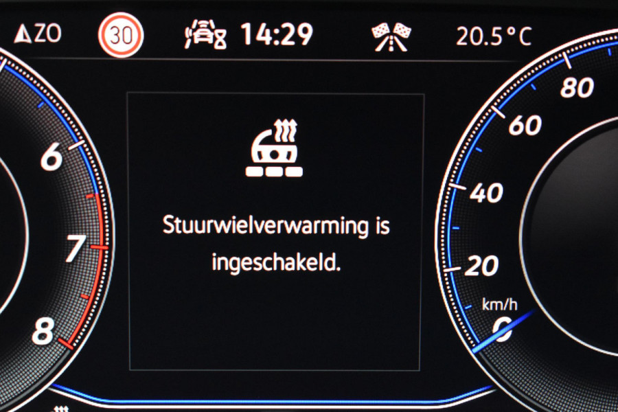 Volkswagen T-Roc 2.0 TSI 4Motion R Pano Akra Lane Camera ACC Trekhaak