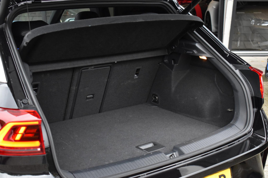 Volkswagen T-Roc 2.0 TSI 4Motion R Pano Akra Lane Camera ACC Trekhaak