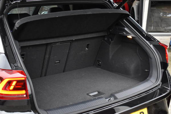 Volkswagen T-Roc 2.0 TSI 4Motion R Pano Akra Lane Camera ACC Trekhaak