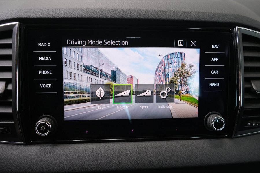 Škoda Karoq 1.5 TSI ACT Business Edition Plus Automaat - N.A.P. Airco, Cruise, Navi, Camera, PDC.