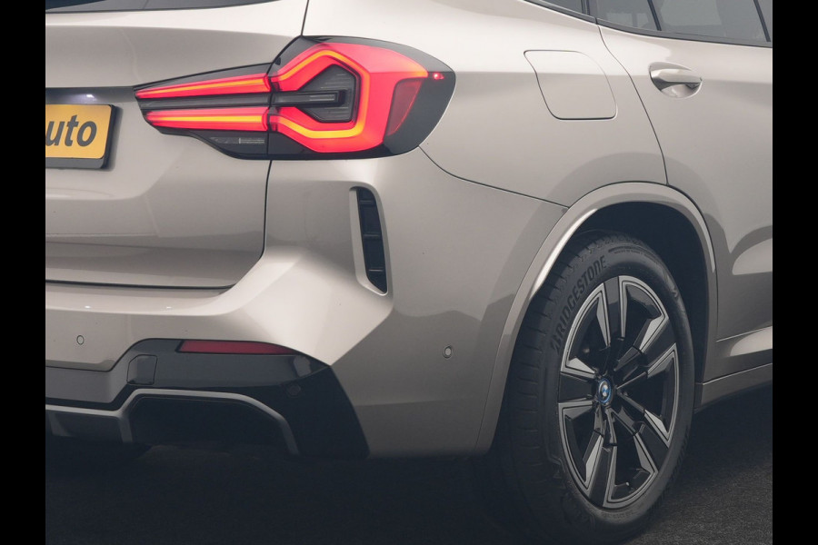 BMW iX3 M Sport 80 kWh 286pk Dealer O.H | Panodak | Adaptive Cruise | Camera | Lederen Sportstoelen Memory & Verwarmd | Sfeerverlichting | Blis | Apple Carplay | Navigatie | DAB | 19"L.M