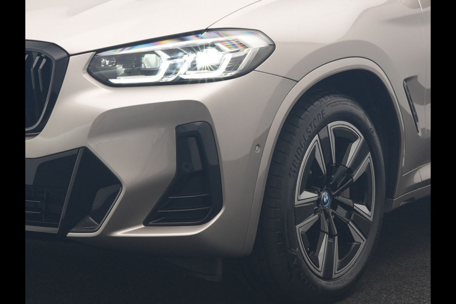 BMW iX3 M Sport 80 kWh 286pk Dealer O.H | Panodak | Adaptive Cruise | Camera | Lederen Sportstoelen Memory & Verwarmd | Sfeerverlichting | Blis | Apple Carplay | Navigatie | DAB | 19"L.M