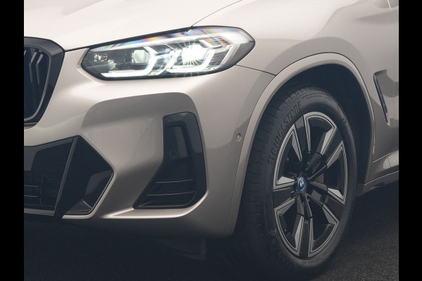 BMW iX3 M Sport 80 kWh 286pk Dealer O.H | Panodak | Adaptive Cruise | Camera | Lederen Sportstoelen Memory & Verwarmd | Sfeerverlichting | Blis | Apple Carplay | Navigatie | DAB | 19"L.M