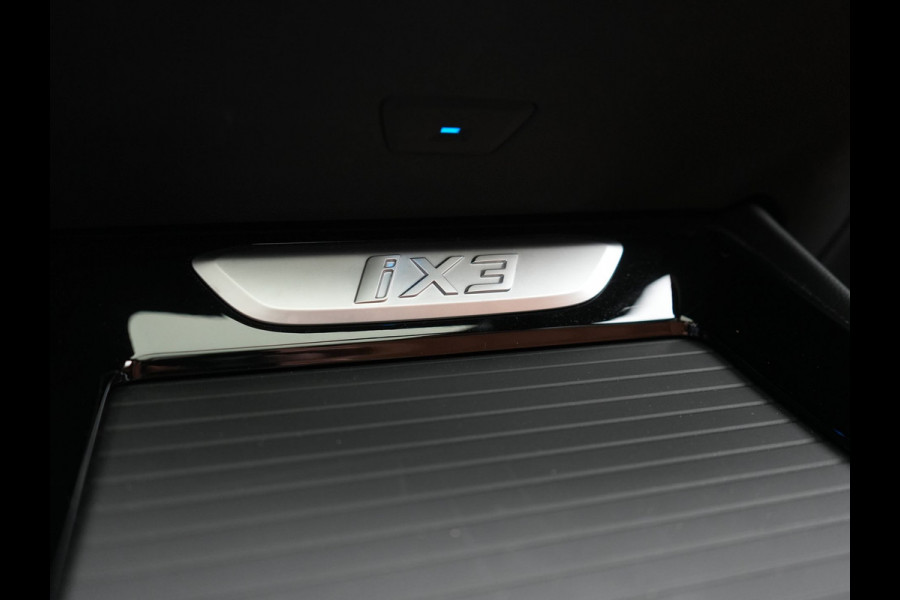 BMW iX3 M Sport 80 kWh 286pk Dealer O.H | Panodak | Adaptive Cruise | Camera | Lederen Sportstoelen Memory & Verwarmd | Sfeerverlichting | Blis | Apple Carplay | Navigatie | DAB | 19"L.M