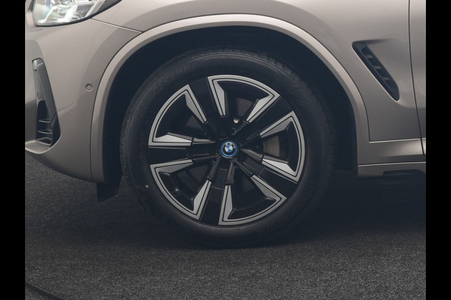 BMW iX3 M Sport 80 kWh 286pk Dealer O.H | Panodak | Adaptive Cruise | Camera | Lederen Sportstoelen Memory & Verwarmd | Sfeerverlichting | Blis | Apple Carplay | Navigatie | DAB | 19"L.M