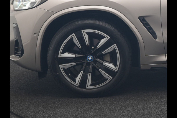 BMW iX3 M Sport 80 kWh 286pk Dealer O.H | Panodak | Adaptive Cruise | Camera | Lederen Sportstoelen Memory & Verwarmd | Sfeerverlichting | Blis | Apple Carplay | Navigatie | DAB | 19"L.M