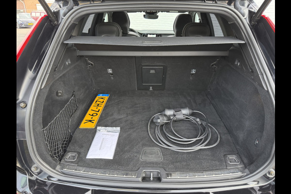 Volvo XC60 2.0 T6 Plug-in hybrid AWD Plus Dark | Trekhaak | Pano | Pilost Assist | Memory