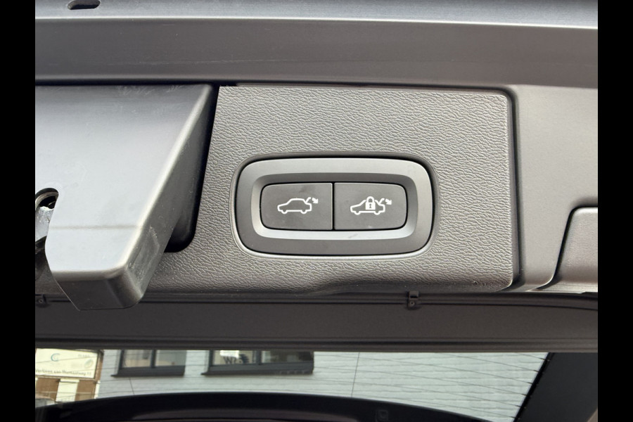 Volvo XC60 2.0 T6 Plug-in hybrid AWD Plus Dark | Trekhaak | Pano | Pilost Assist | Memory