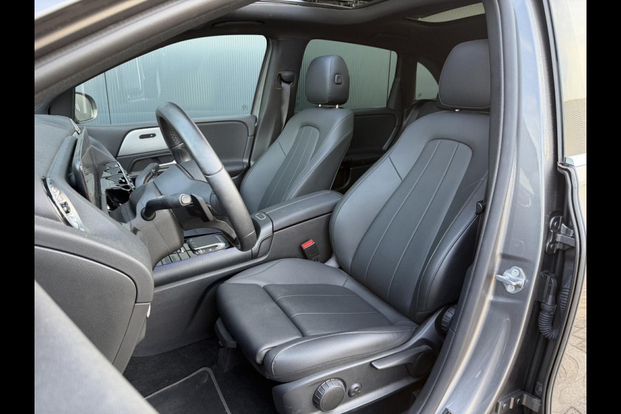 Mercedes-Benz B-Klasse 250 e 17"/SOH 100%/Leder/Panoramadak/Matrix LED/Keyless/Stoelverwarming/Sfeerverlichting/Camera/PDC v+a/
