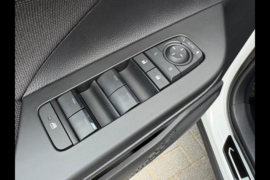 Toyota C-HR 1.8 Hybrid 140PK First Edition Bi-Tone/Winter-pack/Gr.-navigatie/Elektr.klep/Camera/Adapt.-cruise