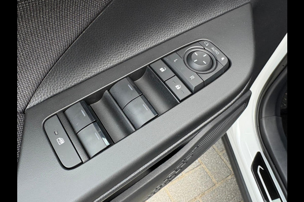 Toyota C-HR 1.8 Hybrid 140PK First Edition Bi-Tone/Winter-pack/Gr.-navigatie/Elektr.klep/Camera/Adapt.-cruise