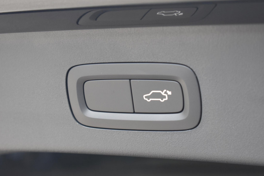 Lynk & Co 01 276PK Automaat More / Adaptive cruise control / Leren bekleding / Elektrisch verstelbare stoelen / Schuif- kanteldak / Stoel- en stuurverwarming / Parkeersensoren V+A / 360 Graden Camera / Elektrische achterklep / 20" lichtmetalen velgen