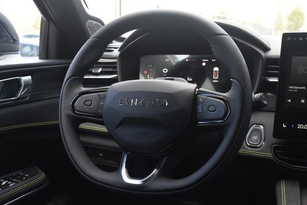 Lynk & Co 01 276PK Automaat More / Adaptive cruise control / Leren bekleding / Elektrisch verstelbare stoelen / Schuif- kanteldak / Stoel- en stuurverwarming / Parkeersensoren V+A / 360 Graden Camera / Elektrische achterklep / 20" lichtmetalen velgen