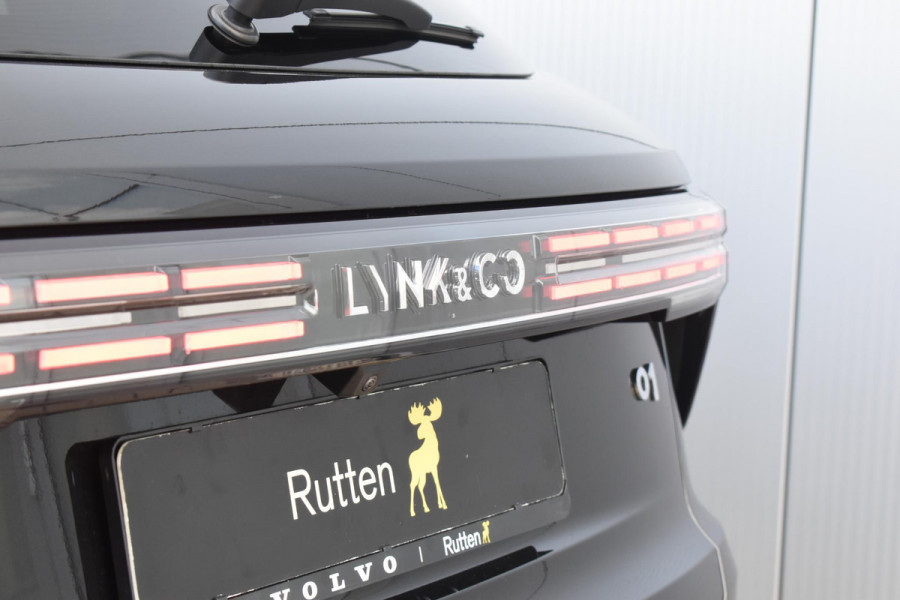 Lynk & Co 01 276PK Automaat More / Adaptive cruise control / Leren bekleding / Elektrisch verstelbare stoelen / Schuif- kanteldak / Stoel- en stuurverwarming / Parkeersensoren V+A / 360 Graden Camera / Elektrische achterklep / 20" lichtmetalen velgen