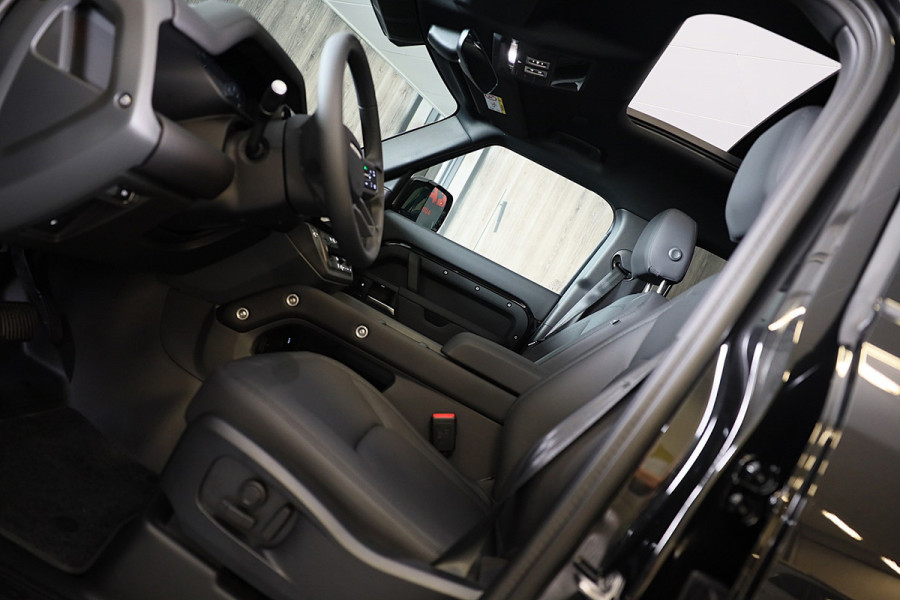 Land Rover Defender 110 2.0 P300e 110 X-Dynamic FACELIFT SE / MERIDIAN / Memory / Elek Stoelen / Acc / 360 Camera / Open Pano