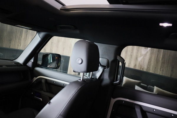 Land Rover Defender 110 2.0 P300e 110 X-Dynamic FACELIFT SE / MERIDIAN / Memory / Elek Stoelen / Acc / 360 Camera / Open Pano