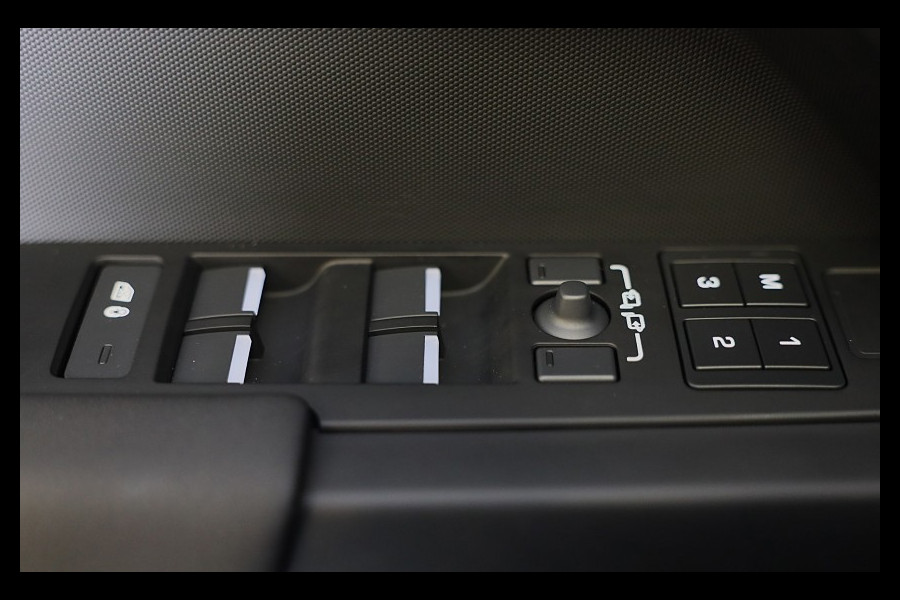 Land Rover Defender 110 2.0 P300e 110 X-Dynamic FACELIFT SE / MERIDIAN / Memory / Elek Stoelen / Acc / 360 Camera / Open Pano