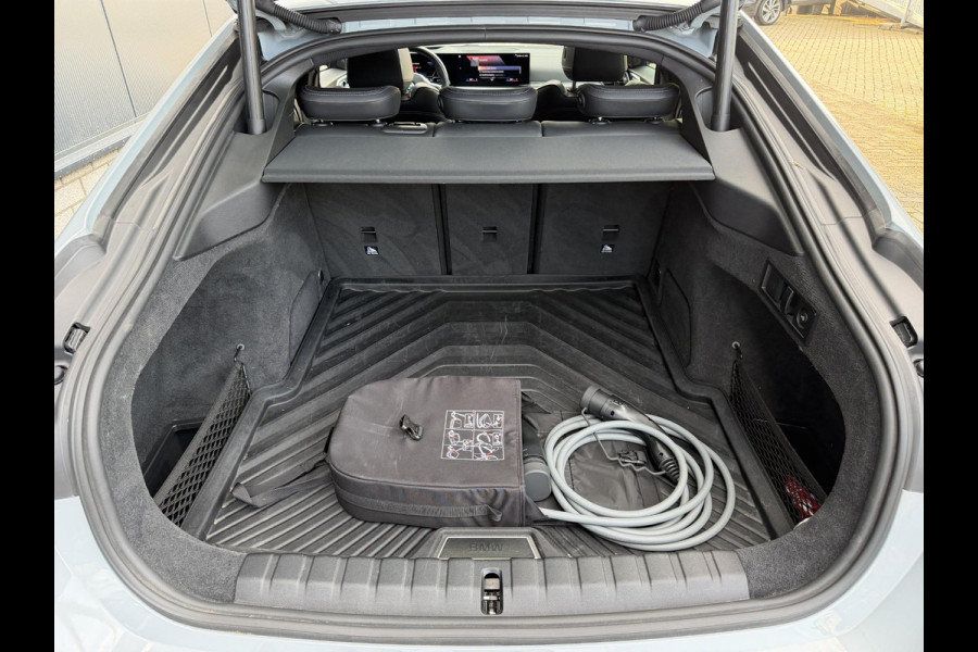 BMW i4 M50 High Executive 84 kWh 19"/SOH 99%/Schuif-kanteldak/Trekhaak/Leder + memory/Stoel + stuurverwarming/Harman Kardon/Dodehoek/Adaptieve cruise/Keyless/360 camera
