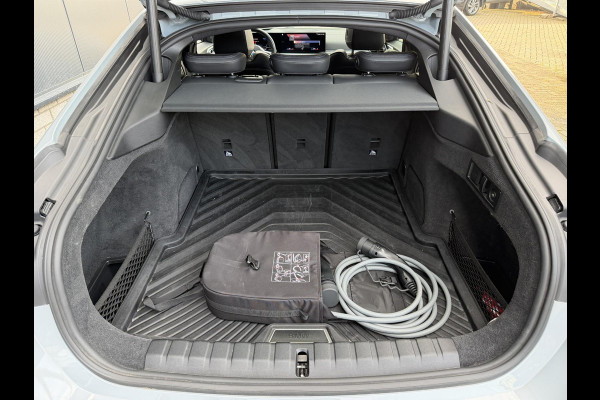 BMW i4 M50 High Executive 84 kWh 19"/SOH 99%/Schuif-kanteldak/Trekhaak/Leder + memory/Stoel + stuurverwarming/Harman Kardon/Dodehoek/Adaptieve cruise/Keyless/360 camera