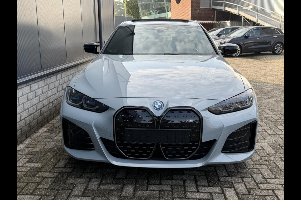 BMW i4 M50 High Executive 84 kWh 19"/SOH 99%/Schuif-kanteldak/Trekhaak/Leder + memory/Stoel + stuurverwarming/Harman Kardon/Dodehoek/Adaptieve cruise/Keyless/360 camera