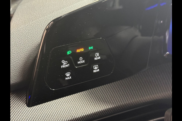 Volkswagen Golf 1.5 eTSI R-Line Edition | Pano | Trekhaak | H&K | Stuur/Stoelverwarming | HUD | Camera | Sfeerverlichting