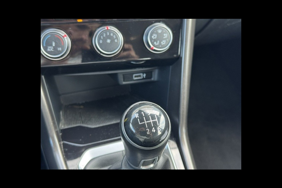 Volkswagen T-Roc 1.0 TSI Style - Trekhaak - CarPlay - LED - Originele Nederlandse auto met NAP - Cruise - Camera