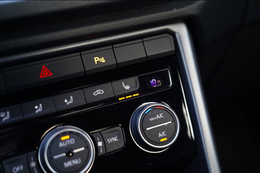 Volkswagen T-Roc Cabrio 1.5 TSI R-Line | Luxe Leder | Ruitjes leer | Trekhaak | Stoelverwarming | Facelift | Vlak R-line Stuur |