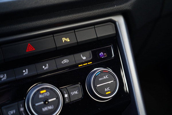 Volkswagen T-Roc Cabrio 1.5 TSI R-Line | Luxe Leder | Ruitjes leer | Trekhaak | Stoelverwarming | Facelift | Vlak R-line Stuur |