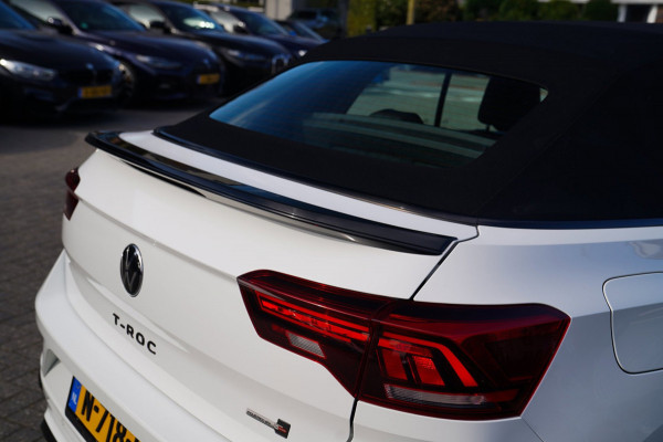 Volkswagen T-Roc Cabrio 1.5 TSI R-Line | Luxe Leder | Ruitjes leer | Trekhaak | Stoelverwarming | Facelift | Vlak R-line Stuur |