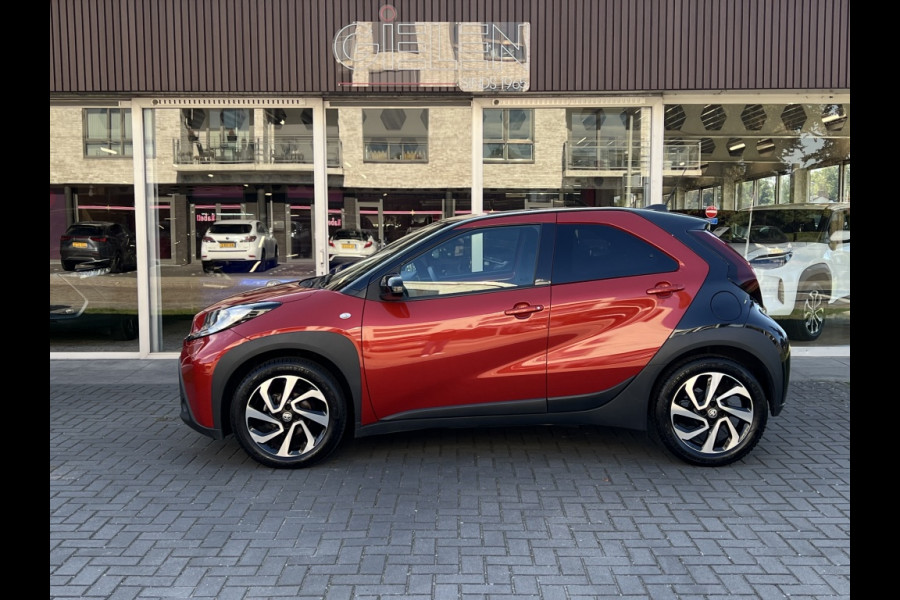 Toyota Aygo X 1.0 VVT-i MT Pulse Bi-tone | Chili red,17 inch, Privacy glass, Apple CarPlay/Android auto, Airconditioning, Parkeercamera