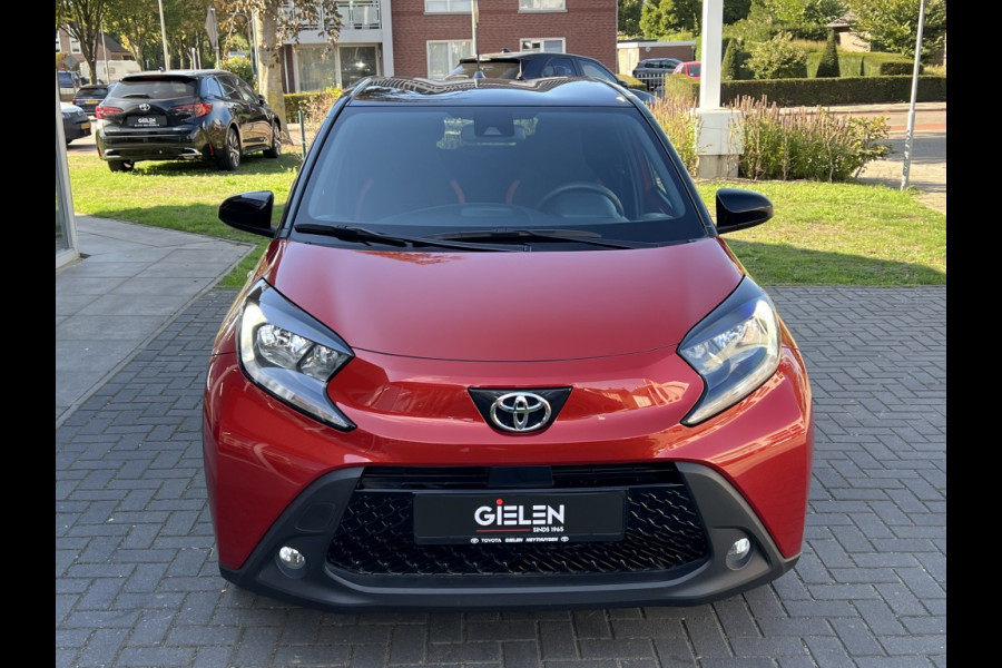 Toyota Aygo X 1.0 VVT-i MT Pulse Bi-tone | Chili red,17 inch, Privacy glass, Apple CarPlay/Android auto, Airconditioning, Parkeercamera