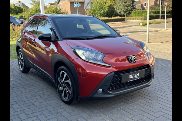Toyota Aygo X 1.0 VVT-i MT Pulse Bi-tone | Chili red,17 inch, Privacy glass, Apple CarPlay/Android auto, Airconditioning, Parkeercamera