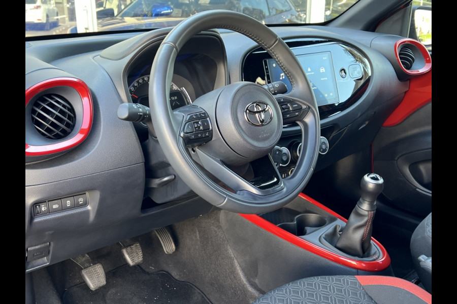 Toyota Aygo X 1.0 VVT-i MT Pulse Bi-tone | Chili red,17 inch, Privacy glass, Apple CarPlay/Android auto, Airconditioning, Parkeercamera