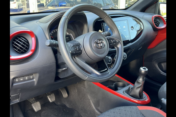 Toyota Aygo X 1.0 VVT-i MT Pulse Bi-tone | Chili red,17 inch, Privacy glass, Apple CarPlay/Android auto, Airconditioning, Parkeercamera
