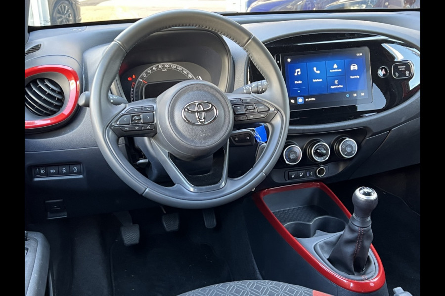 Toyota Aygo X 1.0 VVT-i MT Pulse Bi-tone | Chili red,17 inch, Privacy glass, Apple CarPlay/Android auto, Airconditioning, Parkeercamera