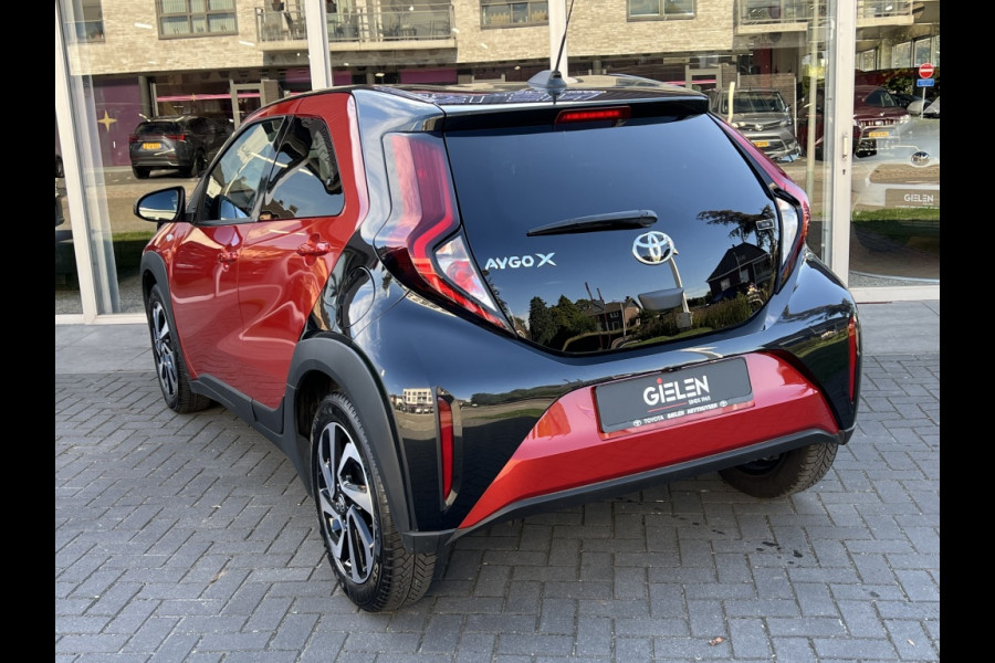 Toyota Aygo X 1.0 VVT-i MT Pulse Bi-tone | Chili red,17 inch, Privacy glass, Apple CarPlay/Android auto, Airconditioning, Parkeercamera