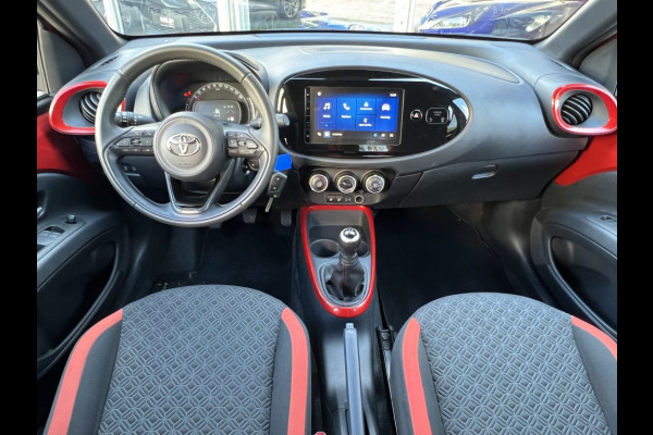 Toyota Aygo X 1.0 VVT-i MT Pulse Bi-tone | Chili red,17 inch, Privacy glass, Apple CarPlay/Android auto, Airconditioning, Parkeercamera