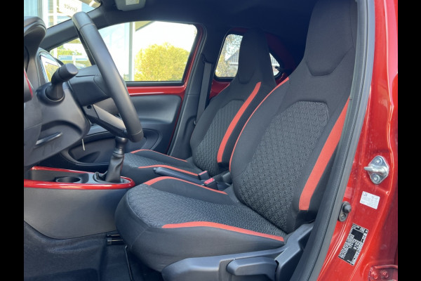 Toyota Aygo X 1.0 VVT-i MT Pulse Bi-tone | Chili red,17 inch, Privacy glass, Apple CarPlay/Android auto, Airconditioning, Parkeercamera