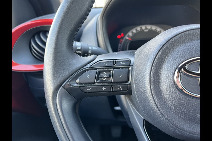 Toyota Aygo X 1.0 VVT-i MT Pulse Bi-tone | Chili red,17 inch, Privacy glass, Apple CarPlay/Android auto, Airconditioning, Parkeercamera