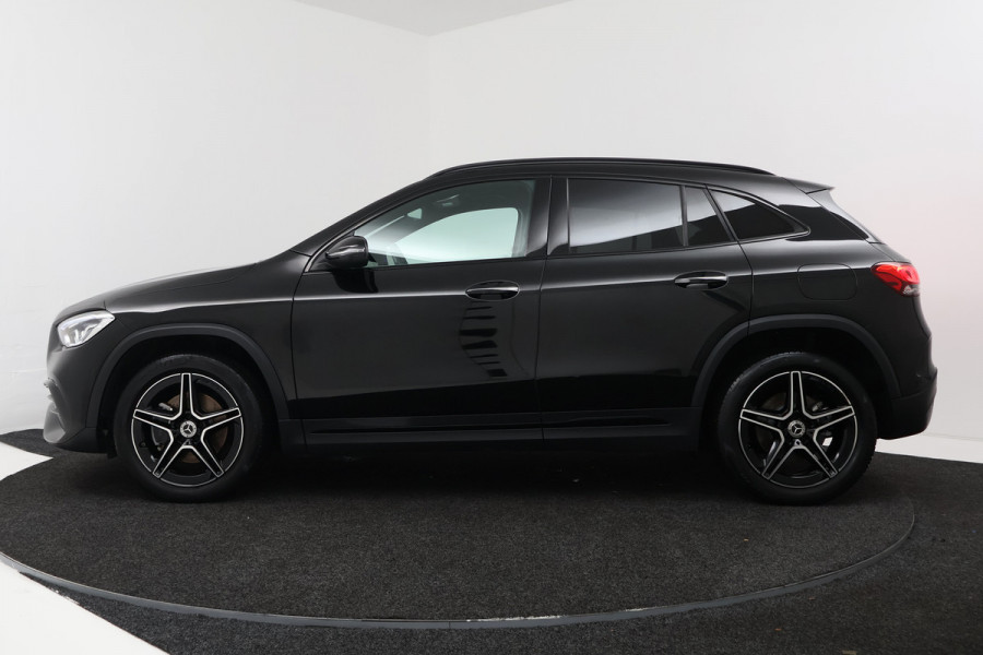 Mercedes-Benz GLA 250 e AMG Line (SFEERVERLICHTING, CAMERA, STOELVERWARMING, LED, 1e EIGENAAR)