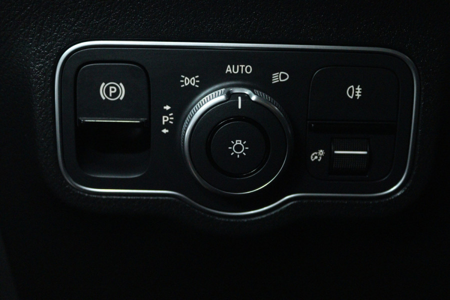 Mercedes-Benz GLA 250 e AMG Line (SFEERVERLICHTING, CAMERA, STOELVERWARMING, LED, 1e EIGENAAR)